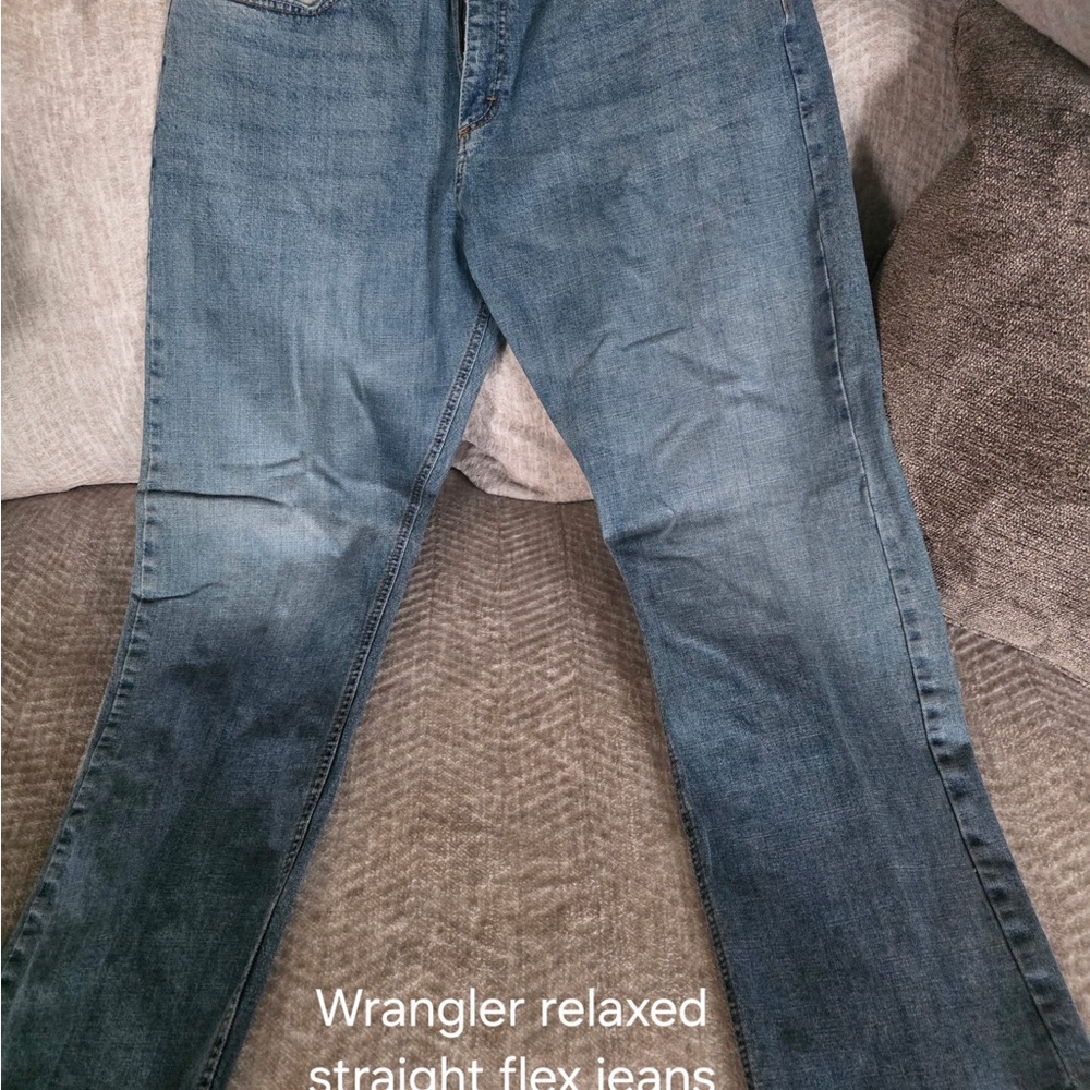 Wrangler Men's Relaxed Fit Jeans in Classic Blue